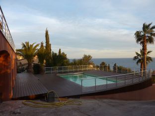 Rénovation de la piscine. Installation d‘un nouveau garder corps en aluminium anodisé pour la piscine et la terrasse de la villa.
